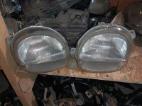 Renault Twingo prednji farovi