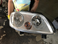 Volkswagen Caddy 2008.god prednje desno svjetlo prodajem