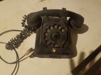 Stari bakelitni telefon