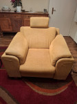 Prodajem prostranu i udobnu fotelju s naslonom za glavu