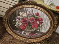 Raskošni ovalni goblen u bogatom zlatnom baroknom okviru