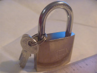 LOKOT  5 cm sa tri ključa. Cijena 5 € . NOV.