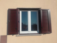 PVC prozor s griljama