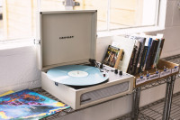 CROSLEY VOYAGER Grey NOVO 2 GODINE JAMSTVO