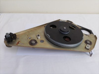 Sub-tanjur i šasija gramofona Bang & Olufsen Beogram 2400