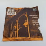 Singlica:Novi Fosili ‎– Ljubav Na Pijesku / Dok Su Smijale Se Oči