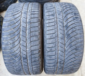 255/35/19 Kumho wintercraft .