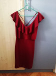 Crvena/bordo haljina s volanima i prorezom