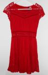 Crvena čipkasta haljina