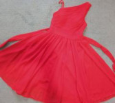 Crvena lepršava haljina