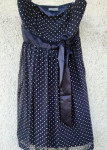 Elegantna tamnoplava haljina na točkice s mašnom u struku