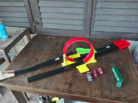 Igračke autići 3kom i 1 kamion i mala petlja i skakonica