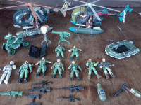 Plastični helikopter 2 kom malo veći i figure vojnika