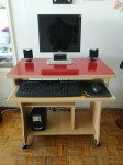Stol za PC, monitor, bežična tipkovnica i miš i zvučnici