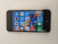 iPhone 2G,8 GB, LCD zaslon malo oštečenje u gornjem dijelu,sa punjačem
