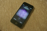 iphone SE A1662,pali se,touch radi,trazi sifru,za dijelove