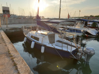 SNIŽENO - Izvrsna mala jedrilica za dnevna i višednevna krstarenja