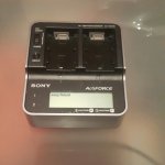 Sony punjač za baterije AC-VQH10