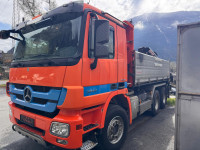 Mercedes Actros 3344 trostrani kiper s kranom