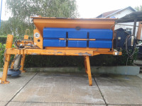 Posipač soli SCHMIDT 4,2m3 motorni sa hidraulikom za pogon ralice