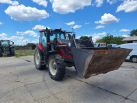 Valtra 124N Tractor / Stoll ProfiLine FZ 30.1 /Front loader boom