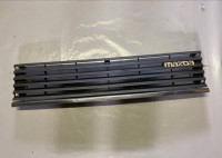 323 MAZDA prednja maska ​​+ mrežica amblema OEM original