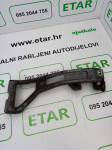 AUDI A4 B9, 2016.–2018. — NOSAČ PREDNJEG L BLATOBRANA — 8W0821135B