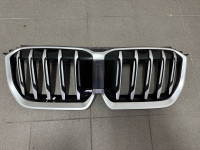 BMW X1 U11 prednja maska, grill, original