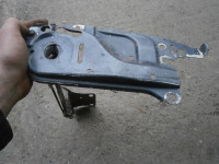 DESNI DIO VEZNOG LIMA NOSAČ SVIJETLA AUDI 80