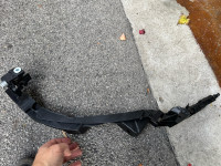 Golf 6 GTI , Nosač lijevog svjetla branika