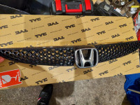 Honda Jazz 2002-2008  prednja maska sa znakom