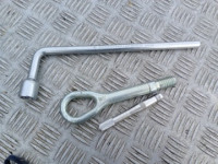 mercedes w211 ključ do kotača kotači ucho holowniczea2215810001 A22158