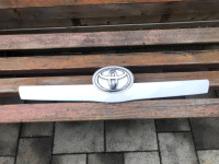 TOYOTA VERSO 2010. MASKA SA SIMBOLOM NA ZADNJOJ HAUBI
