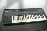Klavijature Yamaha PSR-7 iz 1989.godine,potpuno ispravno sa adapterom