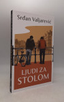 Ljudi za stolom
