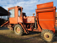 Burgoin samohodni dvoredni berač kukuruza u klipu