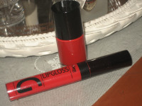 LAK ZA NOKTE + SJAJILO ZA USNE - NOVO