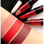 MAC Disney Cruella kremasta boja za usne, Camden Caper, 3 g