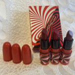 MAC Tiny Tricks Set: Mini mat kremasti rumen za usne Awe-Spicious,