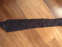 Svilena kravata sivo sa purpurnim dezenima
