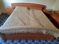 bračni krevet u odličnom stanju (sa ili bez ormarića)