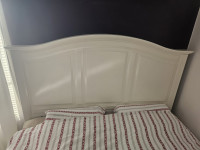 Ikea drveni bijeli krevet s podnicama i madracem