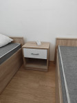Komplet 2 kreveta s madracima i noćnim ormarićem