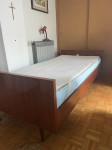 krevet s podnicom i madracem