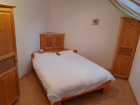 Krevet puno drvo za u kut sobe sa madracima