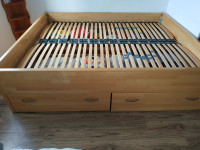 Krevet od punog drveta s četiri velike ladice