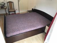 Francuski krevet sa dva noćna ormarića dimenzija 140 x 200 cm