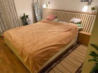Masivan hrastov krevet 180x200cm + madrac i 2 noćna ormarića (podizni)