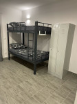 Metalni krevet na kat sa madracima