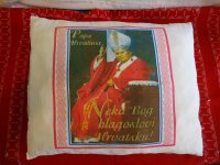 Jastuk sa slikom Pape Ivana Pavla II. Veličine 45x35 cm.